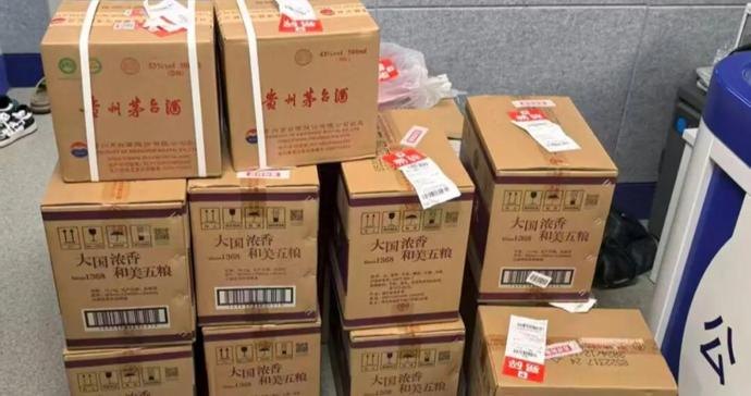 上海夫妻狂收15箱茅台五粮液,不清点不验货!快递小哥当场起疑,结果立功了